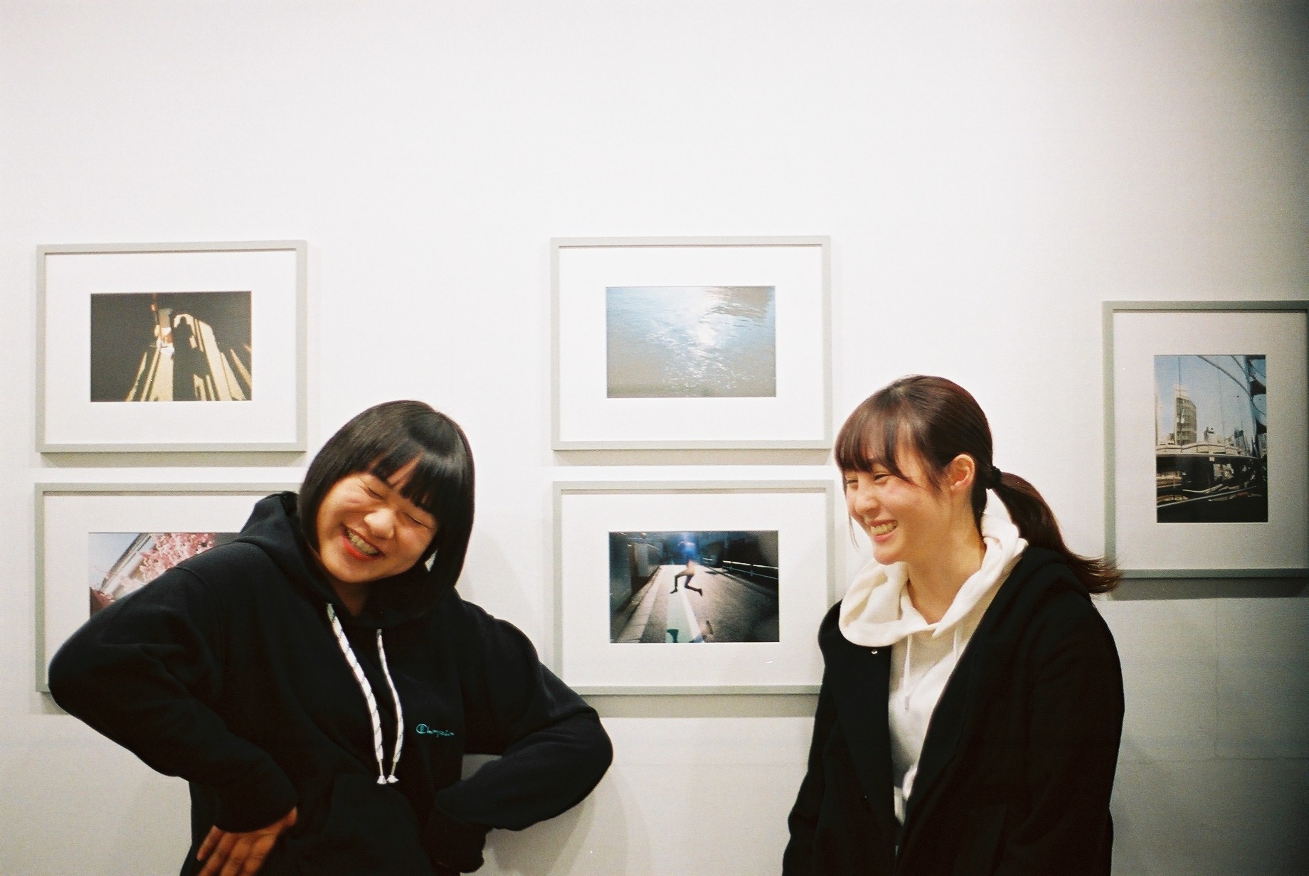 石田真澄写真展「evening shower」にて、松本監督が「お気に入り!」という作品の前で2ショット