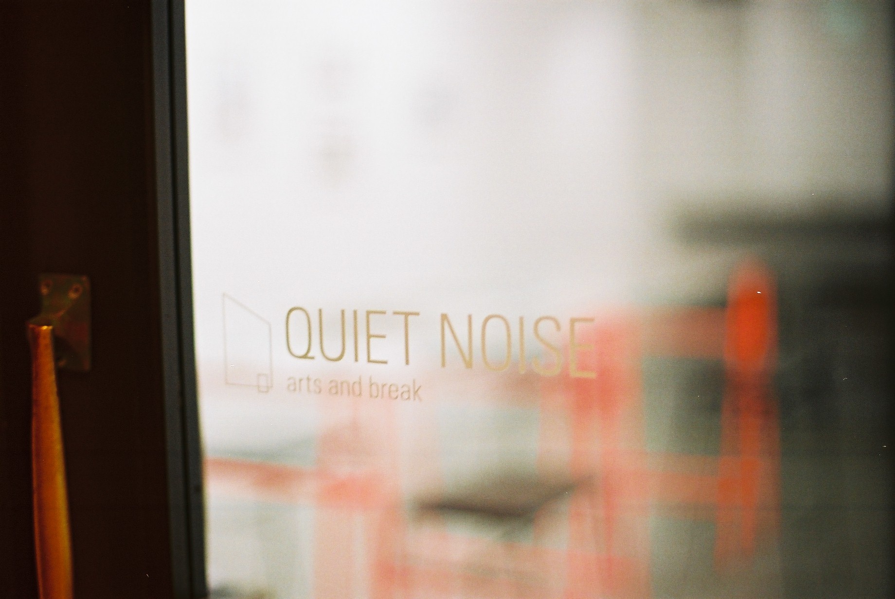 池ノ上にあるアートギャラリー&コーヒースタンド QUIET NOISE arts and breakでは2月2日〜24日まで石田真澄写真展「evening shower」が開催されていた