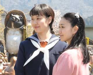 次期朝ドラ「スカーレット」ロケで、戸田恵梨香と大島優子が15歳に！「キュート！」「かわいい」とお互い絶賛