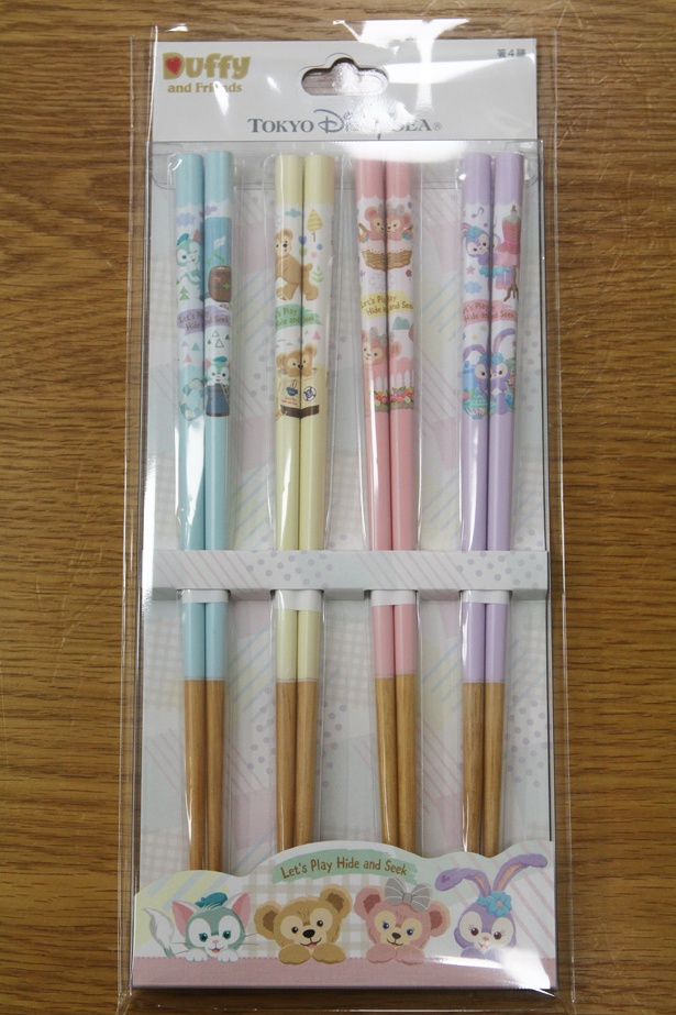 かくれんぼを楽しむダッフィー＆フレンズがデザインされた「箸」(4膳セット2400円)
