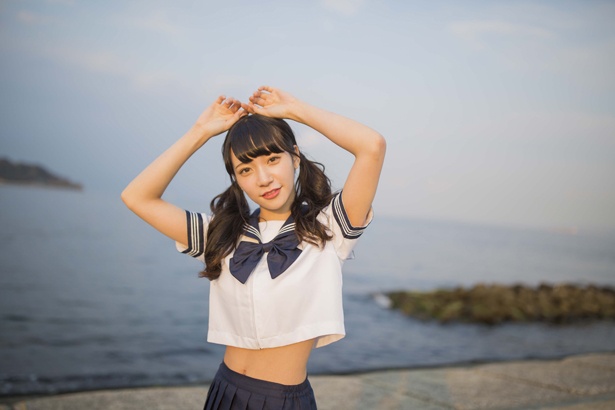 【写真を見る】星野渚は「宝物のような作品」というビジュアルブックでへそ出しショットも披露