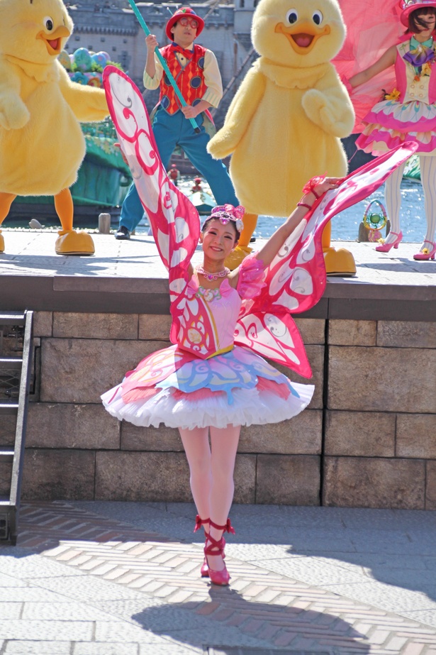 華やかな衣装に身を包んだダンサーたちもショーに彩りを添える