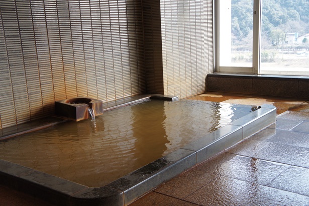 大浴場の湯は長良川温泉特有の茶褐色。保温効果が高く、体の芯までじっくり温まる / 鵜匠の家 すぎ山