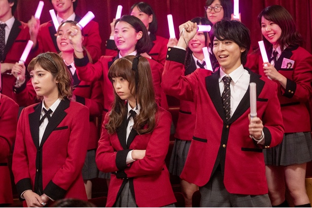 夢子(浜辺美波)とユメミ(松村沙友理)の対決を見守る、鈴井涼太(高杉真宙)ら