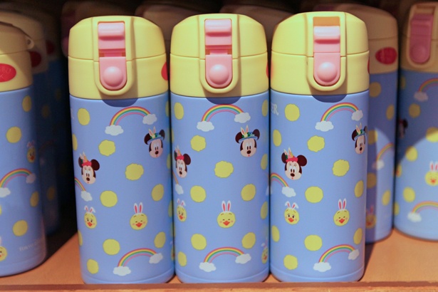 “うさピヨ”と共にミッキーマウスやミニーマウスの顔がデザインされた「ドリンクボトル」(3000円)