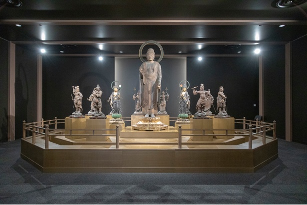 【写真を見る】東光院仏教美術室。十二神将が薬師如来立像をぐるりと守る / 福岡市美術館