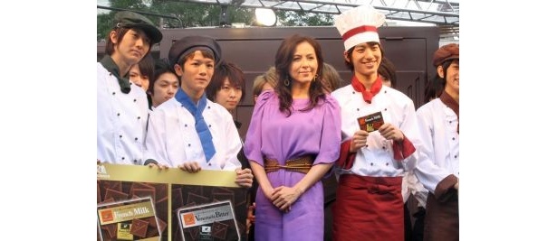 「これだけ若い男性に囲まれることはまずないですね(笑)」と杉本さん