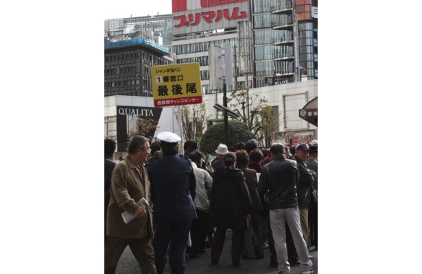 【写真】「西銀座チャンスセンター」には約1000人が行列！