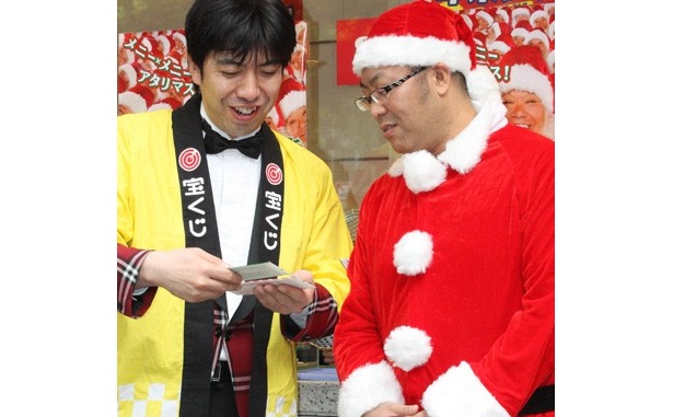 「“宝くじ”とかけまして、“ウッチャンナンチャンさん”と解く。どちらも“運”なんです！」と、“謎かけ”を披露し、会場を沸かせたWコロン