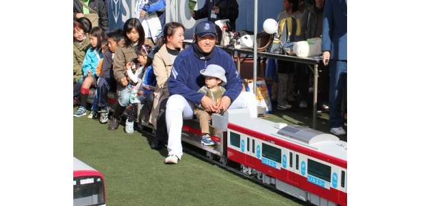 ちびっこと京急ミニ電車に乗る内川選手