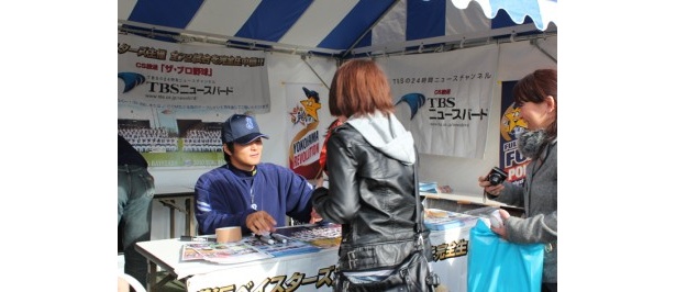 ファンと握手する高森選手