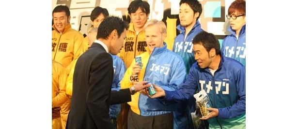 サラリーマンに「ジョージア」をサンプリングする様子