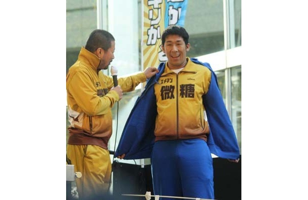 はじめは“エメマン派”のジャージを着ていた麒麟・田村だったが、「だまされたなー！」と言って“エメマン微糖派”に寝返った
