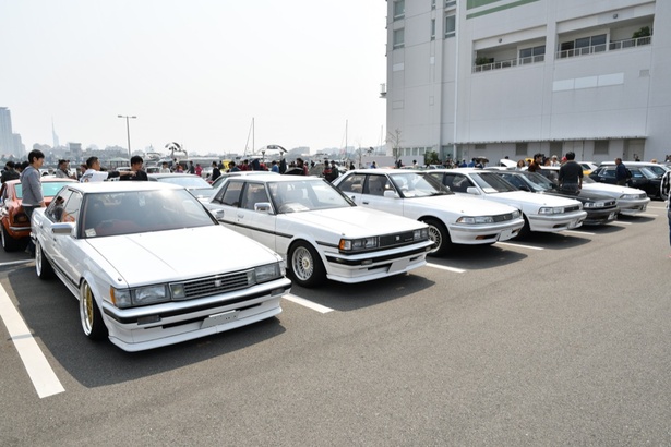 トヨタ・マークⅡの歴代モデルや姉妹モデルが並ぶ