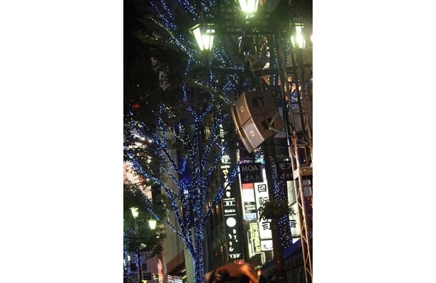スイッチを押すと、イルミが点灯して明るくなった