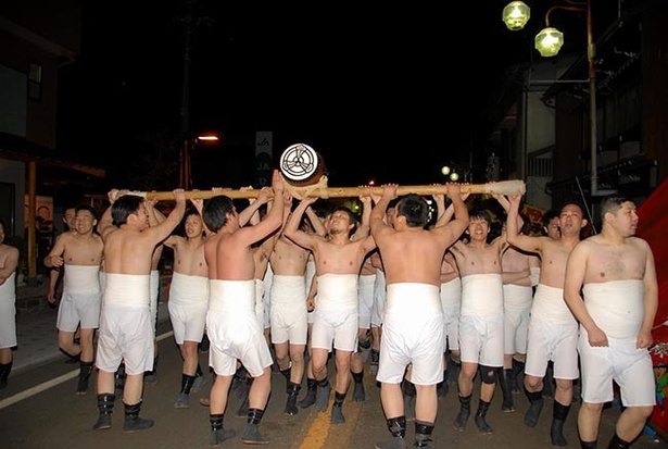 【写真を見る】天下の奇祭ともいわれる起し太鼓