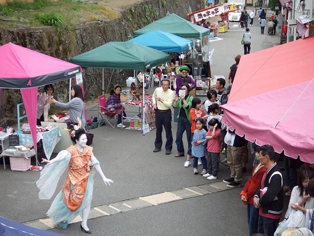 会期中には舞踏など、さまざまな催しも用意されている