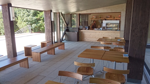 テラス下にある全面ガラス張りの開放的なカフェ /「横山展望台」