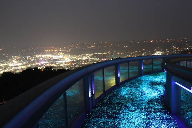 【写真を見る】星空テラスの夜は、足元にイルミネーションの星の川が流れて美しい /「蔵王山展望台」