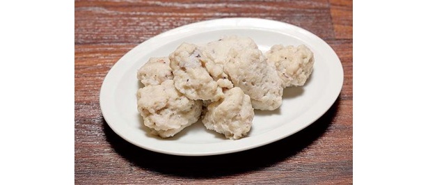 シャコの身はつみれに。つなぎは、北海道産のホッケを使用。スープに浸して食べると、さらにシャコのうま味を楽しめる