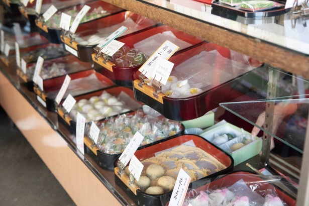 毎日15種類ほど並ぶ生菓子は、閉店前にすべて完売してしまうことも / 松屋長春