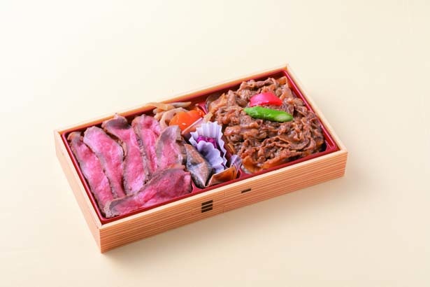 牛二色弁当(1242円)。ステーキと甘めのタレのすき焼きをダブルで楽しめてまさに肉ざんまい/大丸梅田店