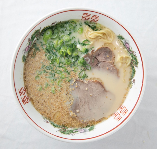 寿楽ラーメン / 「ラーメン」(550円)。「年配の方にも食べやすく」と脂を抑えたスープ。最初からゴマが振りかかる