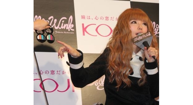 石田純一さんの妻・理子さんには、ハッキリしたカラーのアイシャドウを勧めていた