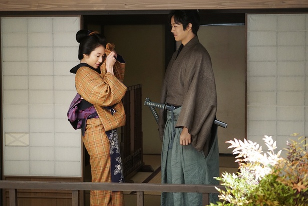 【写真を見る】仲睦まじく向かい合う松坂桃李&木村文乃の場面写真も解禁