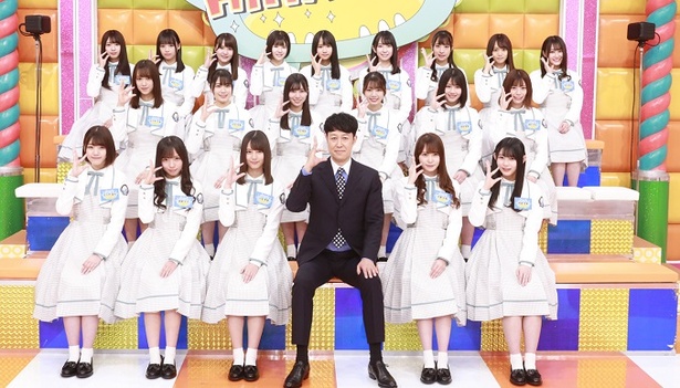 【写真を見る】小籔千豊“日向坂”ポーズ