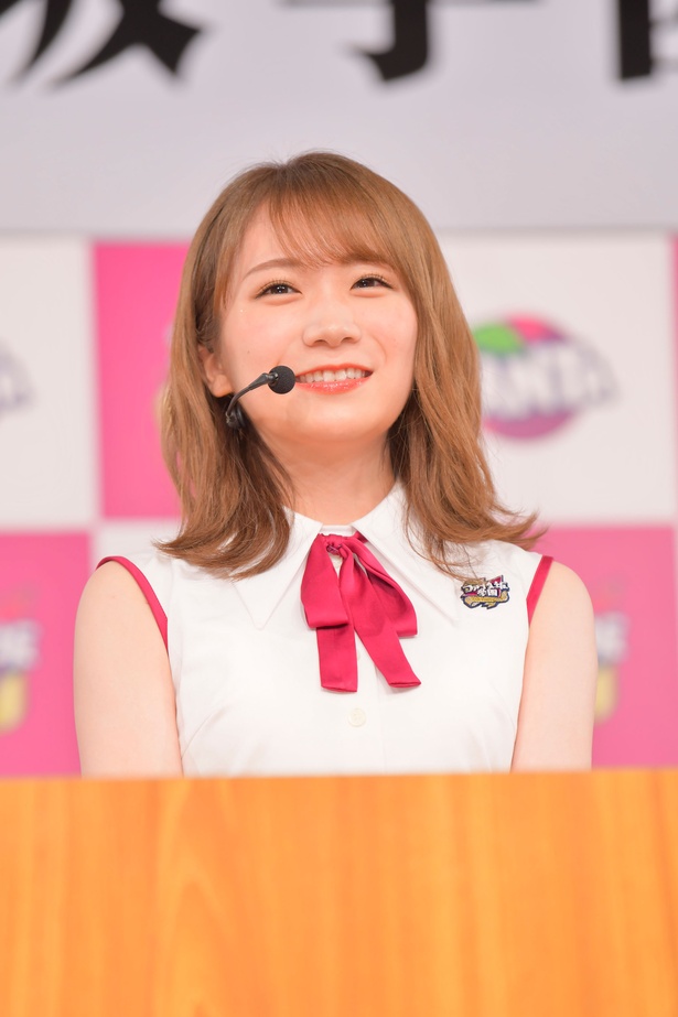 「学級代表あいさつ」で秋元真夏は「レモンのように甘酸っぱい青春を」と笑顔で意気込み