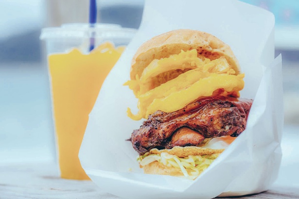 野北海岸に、パンチの効いた木造船「NATTY DREAD」が漂着！？いやいや、バーガーが絶品のお店なんです
