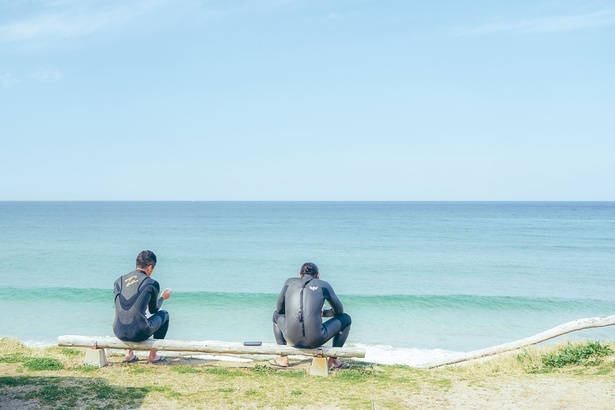 「今日はいい波きてるね～」。オニギリ片手に、そんな話をしているのかな？サーファーのお兄さんたち、かっこいいなぁ～