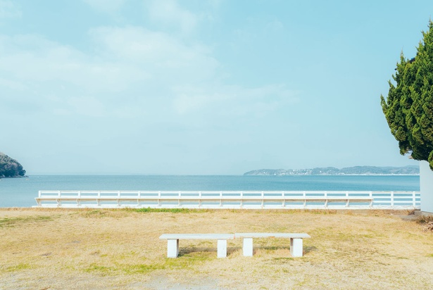 「hanatolife」前の、静かで穏やかな海の景色もまたいい。最近、二丈エリアに、素敵なお店が増えているとか？