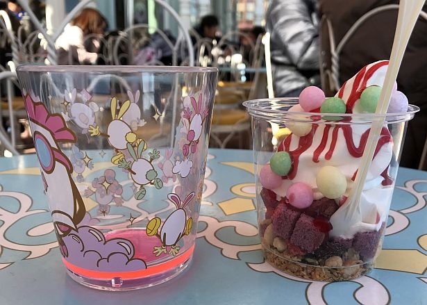 “うさたま”がたくさん描かれたスーベニアカップ