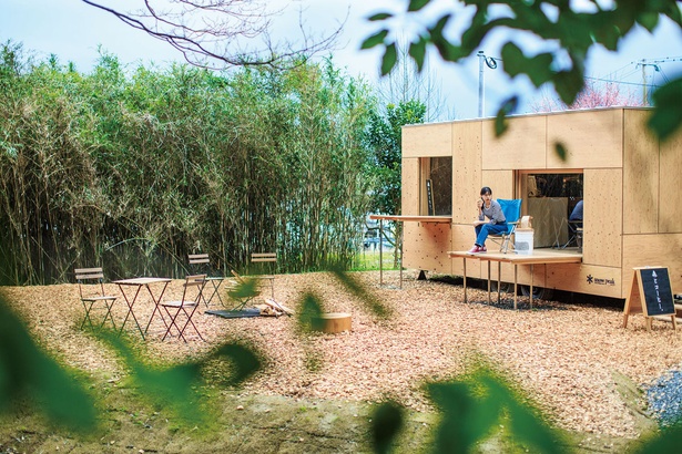 森とコーヒー / 木々や竹林に切り取られた隠れ家的な立地。「住箱」と呼ばれるトレーラーハウスは世界的な建築家、隈 研吾氏が設計