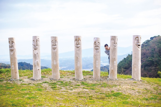 白糸の森 / 脊振山系に属する7つの山糸島七座の山の名が刻まれたオブジェ。「木工房moqu cOmo」