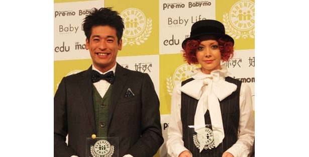 “良いパパ＆ママ”に選ばれた佐藤隆太と土屋アンナが、楽しい子育て話を披露