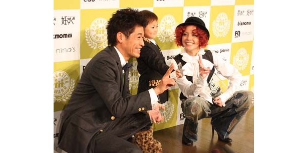 キュートなこども記者と一緒に写真を撮る2人
