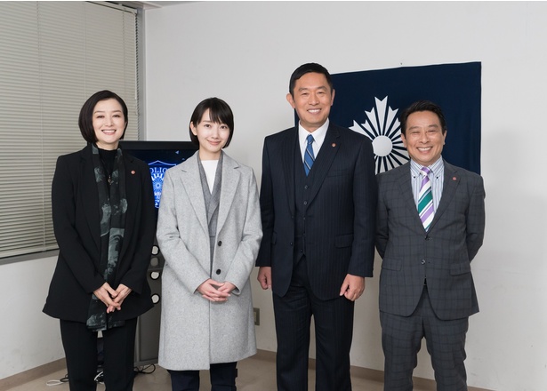 内藤剛志と金田明夫が「未解決の女 警視庁文書捜査官〜緋色のシグナル〜」に、波瑠が「警視庁・捜査一課長スペシャル」に出演し、両ドラマの4度目のコラボが実現