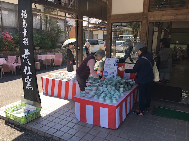 【写真を見る】伊万里焼が通常より2～5割安く販売される