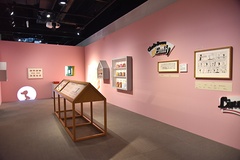 恋をテーマとした展示「恋ってすばらしい。」の展示室はピンク色！シルエットのスヌーピーが動き回る演出も