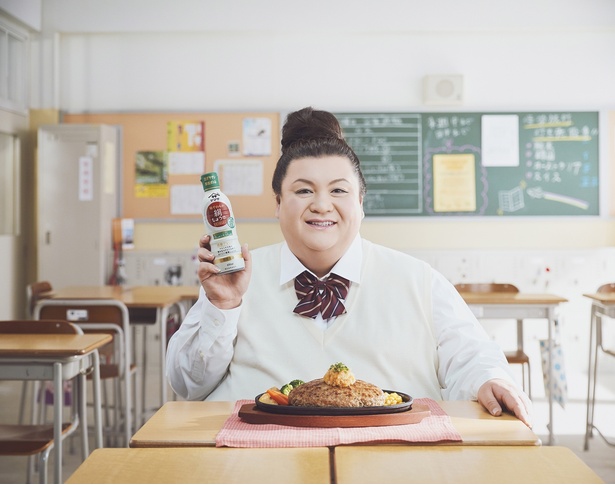 4月17日(水)からオンエアされるCMで、女子高校生に扮(ふん)するマツコデラックス
