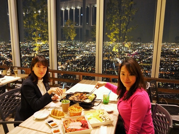 絶景の夜景を背景に記念撮影！