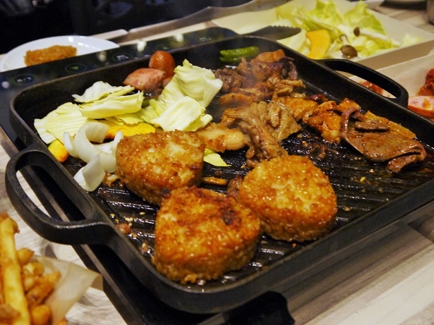 メインメニューには焼きおにぎりも。焼き目をつけて外はカリカリ、中はもちもち！