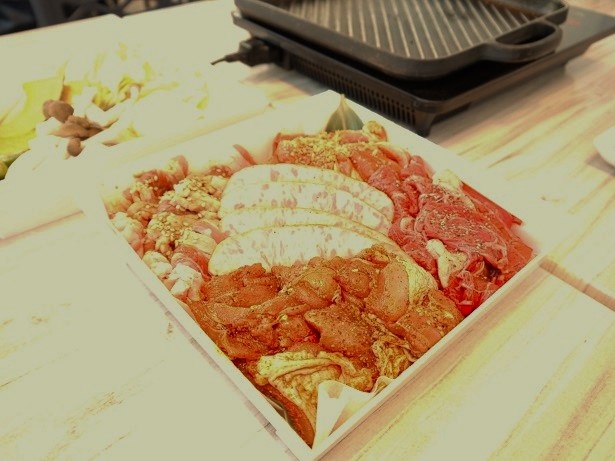 ボリュームたっぷりの肉5種類！プラス1000円で食べ放題にもできる