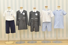上品なデザインの制服。左から活動着(男女共通)、冬服(男女)、夏服(男女)