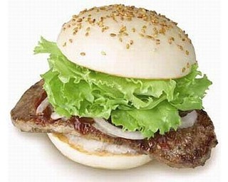 特大ステーキを丸ごと一枚サンド！ロッテリアから“ご褒美バーガー”登場