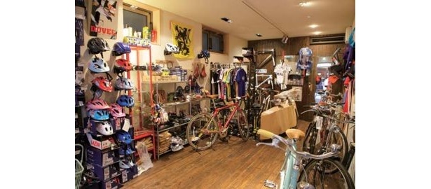 「BMD CYCLES」内観。スタイリッシュな自転車ショップだ
