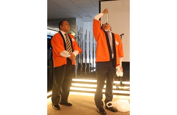 宴会芸だという“サンマの丸のみ”を披露